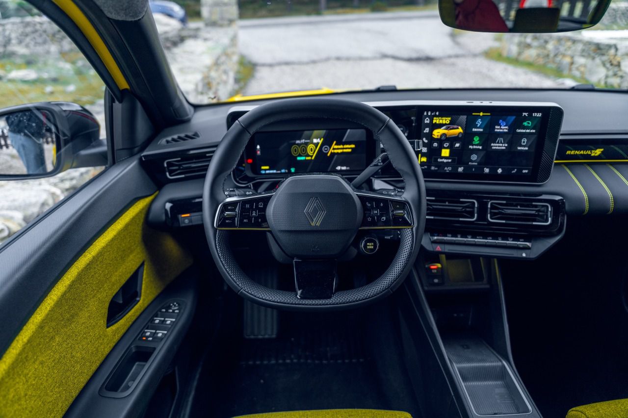 Puesto de conducción. Buen tacto y respuesta de botones y mandos, se agradece que sean físicos. (Autor: Raúl Crespo @kesteine)