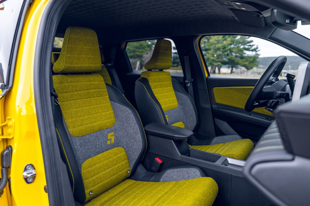 Detalle de los asientos, también de aspecto retrofuturista. (Autor: Raúl Crespo @kesteine)