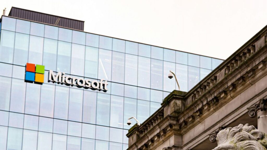 Bruselas amenaza a Microsoft con una multa millonaria por incumplir la DSA