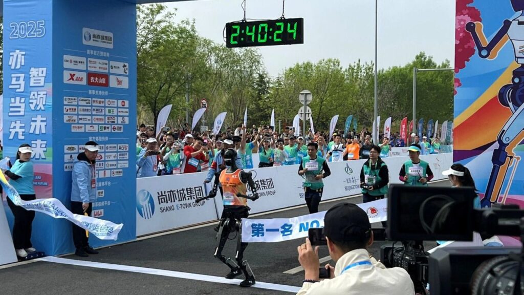 Humanoides a la carrera: robots completan su primera media maratón junto a humanos en China