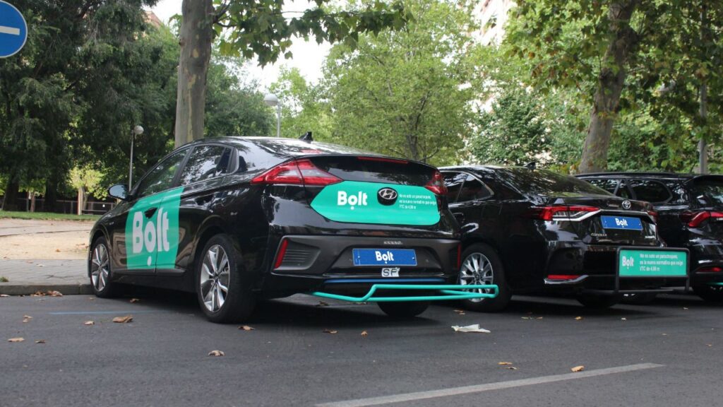 Los conductores de Bolt incorporan extensiones en los coches para cumplir la normativa catalana de VTC