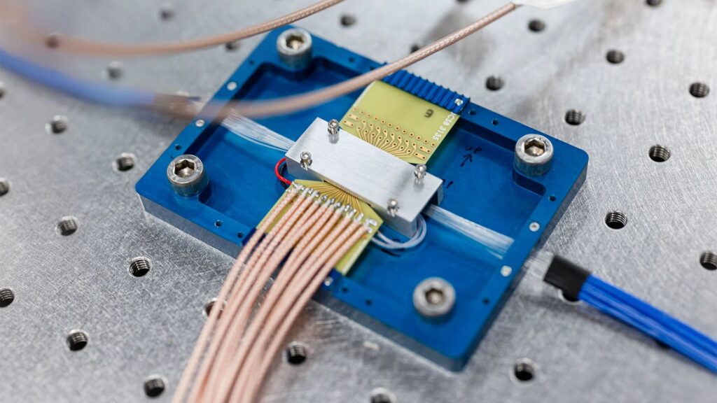 Cisco presenta su primer chip de entrelazamiento cuántico y abre laboratorio dedicado en Estados Unidos