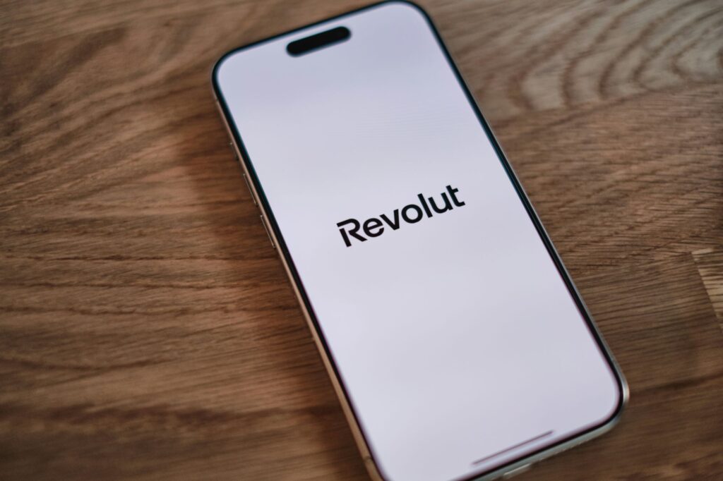 Revolut entra en el negocio de las telecomunicaciones y lanza su propio OMV