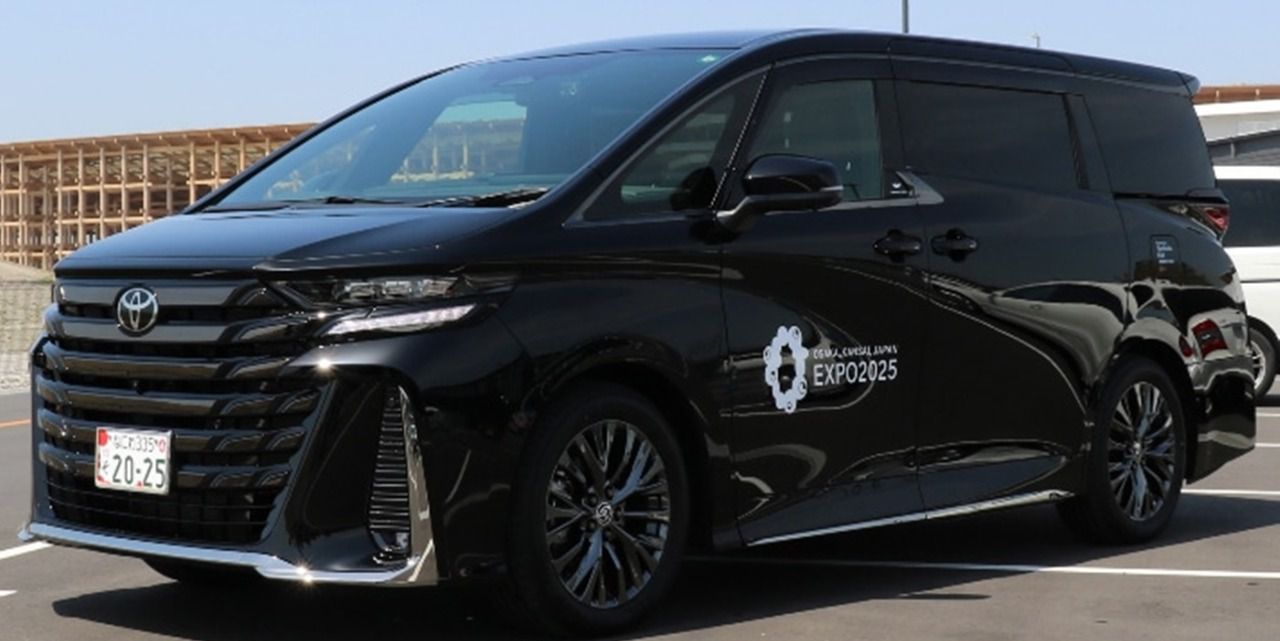Toyota Vellfire impulsado por combustible sintético sirviendo de transfer durante la expo de Osaka