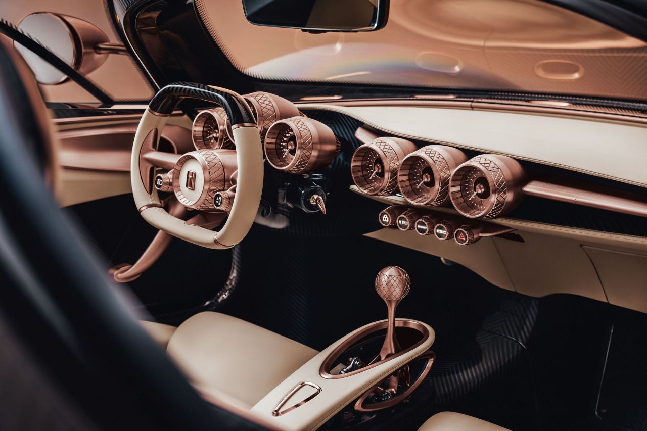 Sin pantallas, sin menús, sin interfaces digitales. Diales analógicos, interruptores metálicos y materiales nobles.