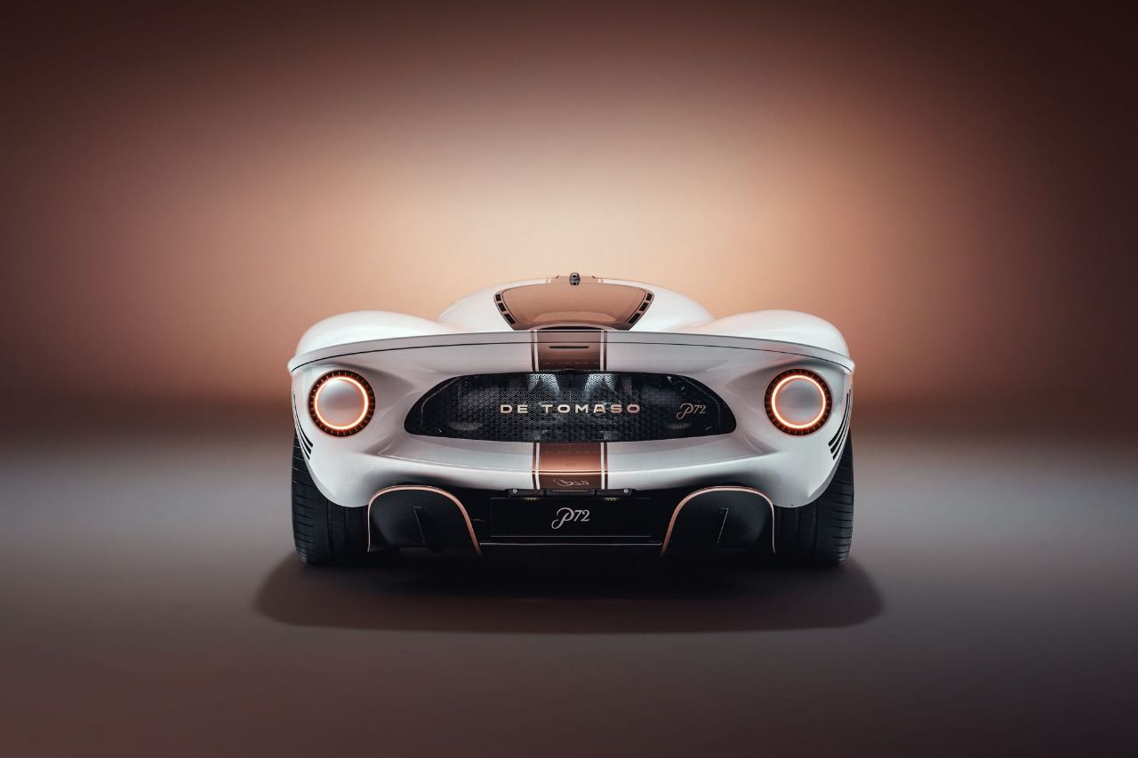 Vista trasera del modelo de producción del De Tomaso P72