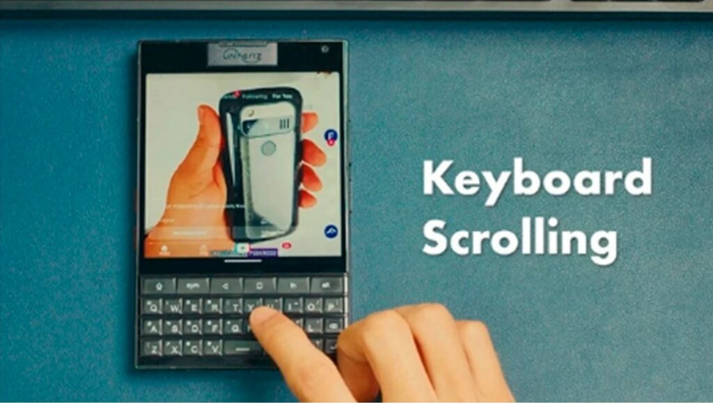 Persona usando un teléfono Blackberry con teclado físico.