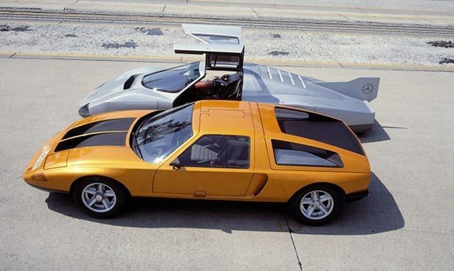 Mercedes C111-IID junto con el de tercera generación