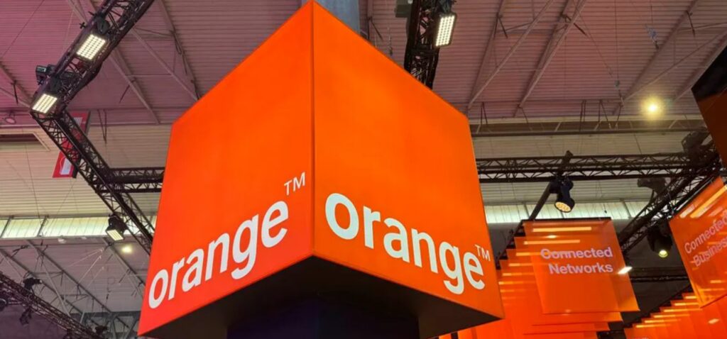 Stand de Orange en un evento con luces y decoración naranja