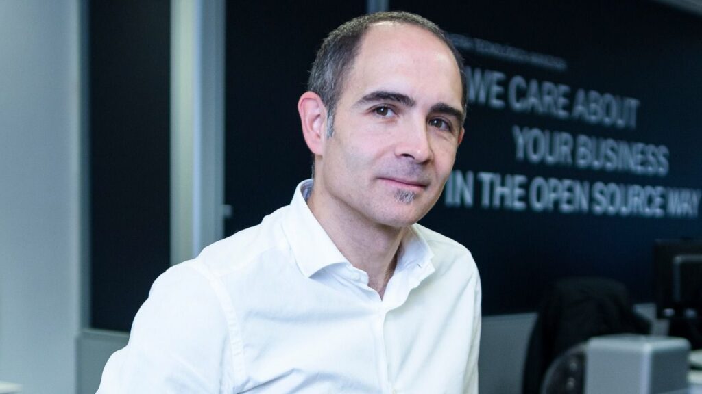 Retrato de Mikel Villar en un entorno de oficina moderna.