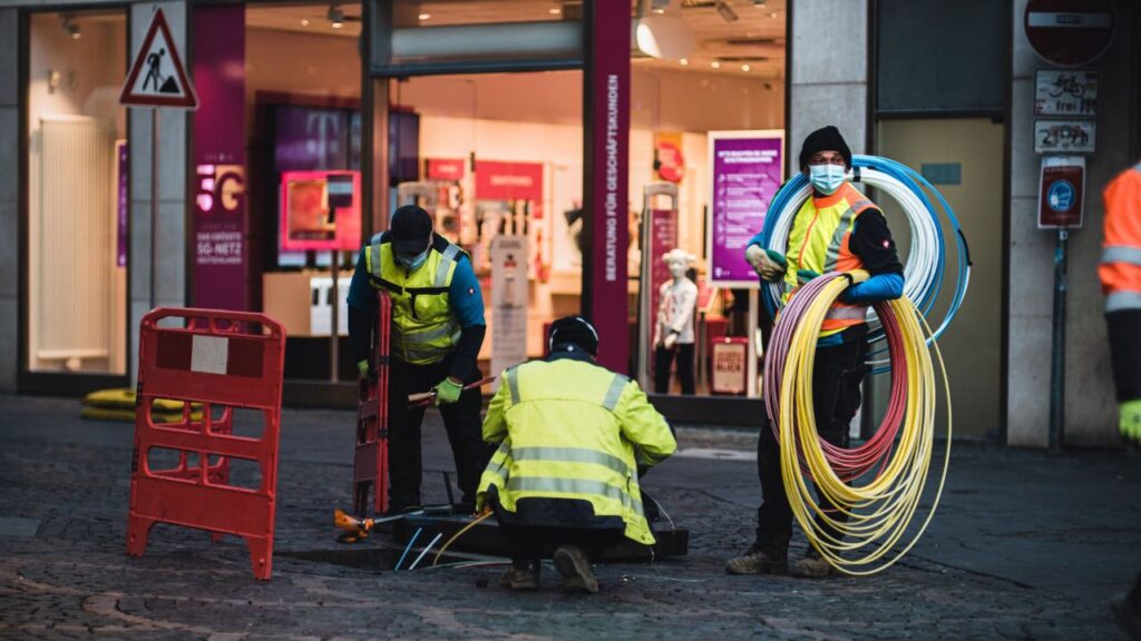 La CNMC advierte a los ayuntamientos que no impidan los despliegues de fibra en espacios públicos