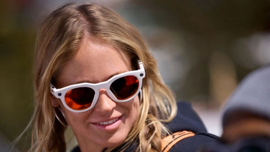 Meta y Oakley presentan sus primeras gafas inteligentes con IA para deportistas, las Oakley Meta HSTN