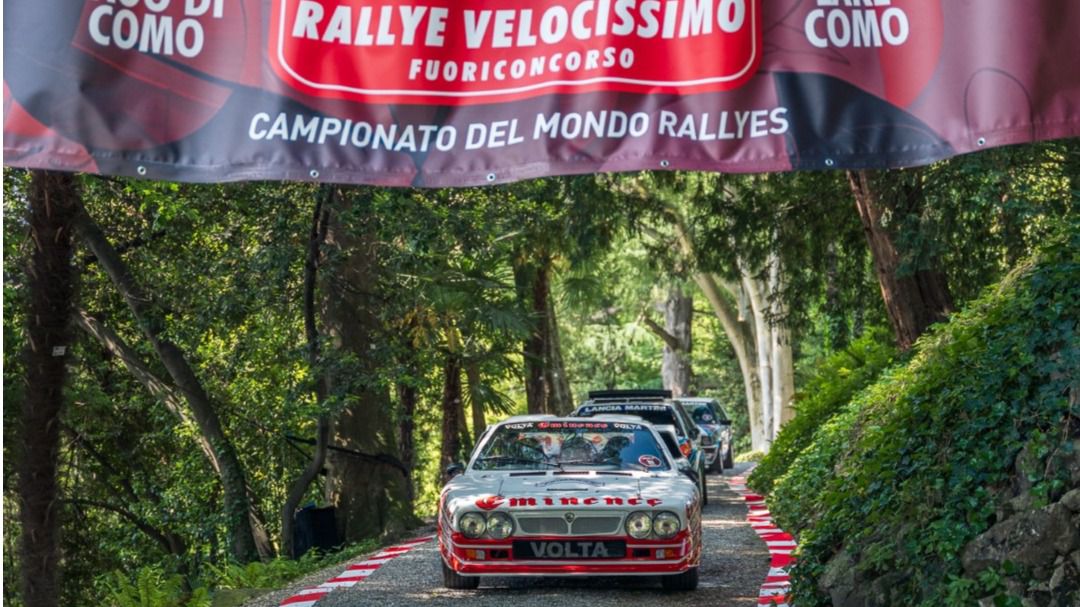 Paseo empedrado con un recorrido histórico de modelos icónicos de rallye (Autor: Alvaro Muro)