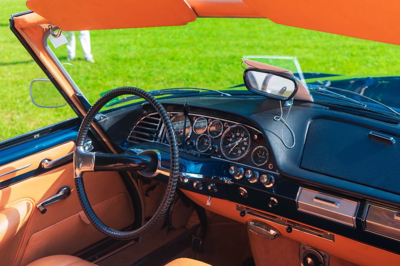 INTERIOR EN CUERO BEIGE JUNTO AL TABLERO JAEGER