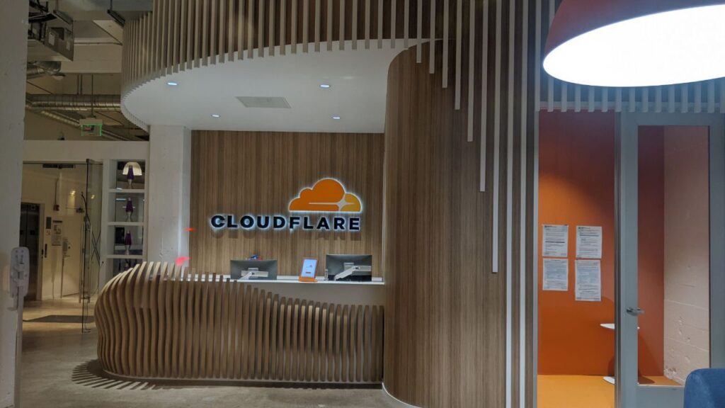 Cloudflare lanza una herramienta para frenar el rastreo de contenido web por parte de empresas de inteligencia artificial