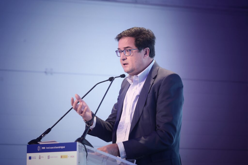 Orador en una conferencia hablando en un micrófono