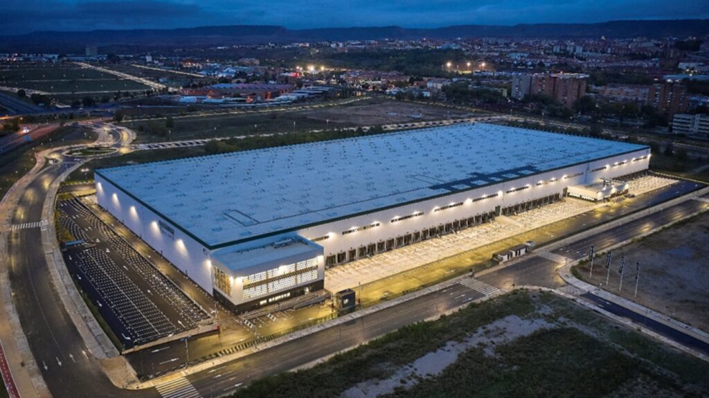 Vista aérea de una nave industrial iluminada por la noche