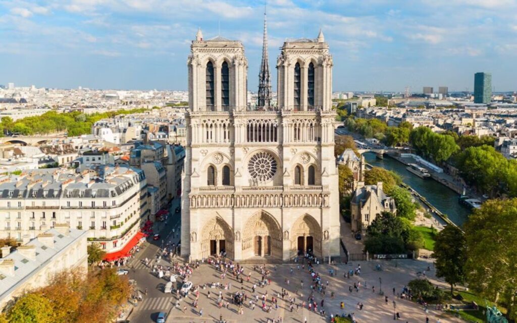 Microsoft y Francia crearán un gemelo digital de Notre-Dame para preservar su patrimonio arquitectónico