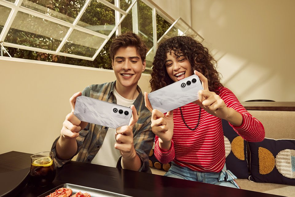 Pareja joven disfrutando de sus smartphones en un ambiente acogedor