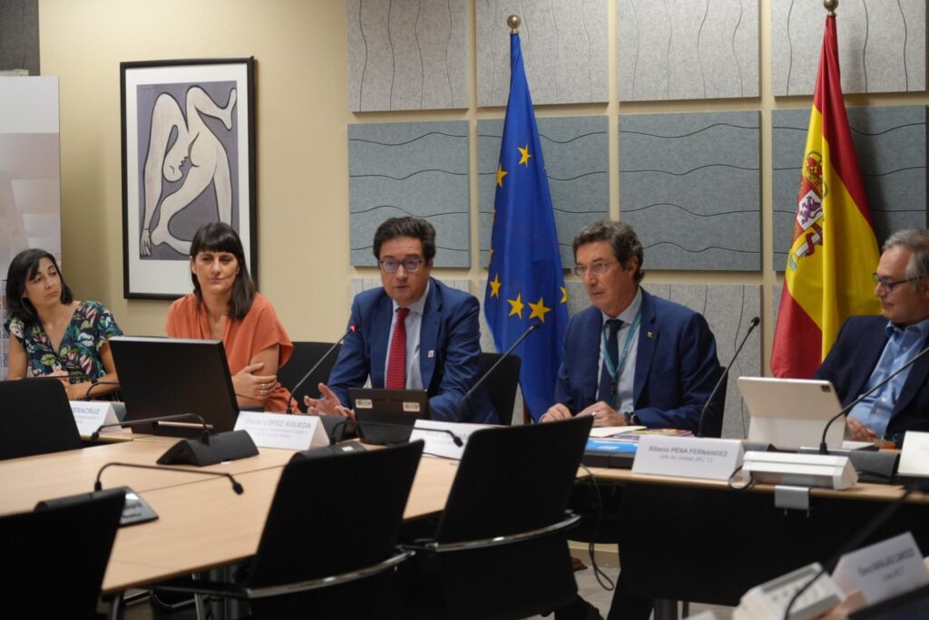 Reunión del Gobierno de España con banderas de la UE y España