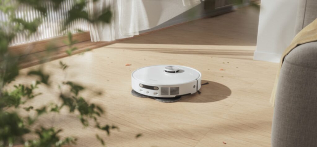 Robot aspirador blanco en el suelo de un salón moderno