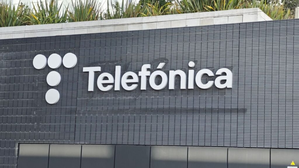 Logo de Telefónica en su sede principal en Argentina