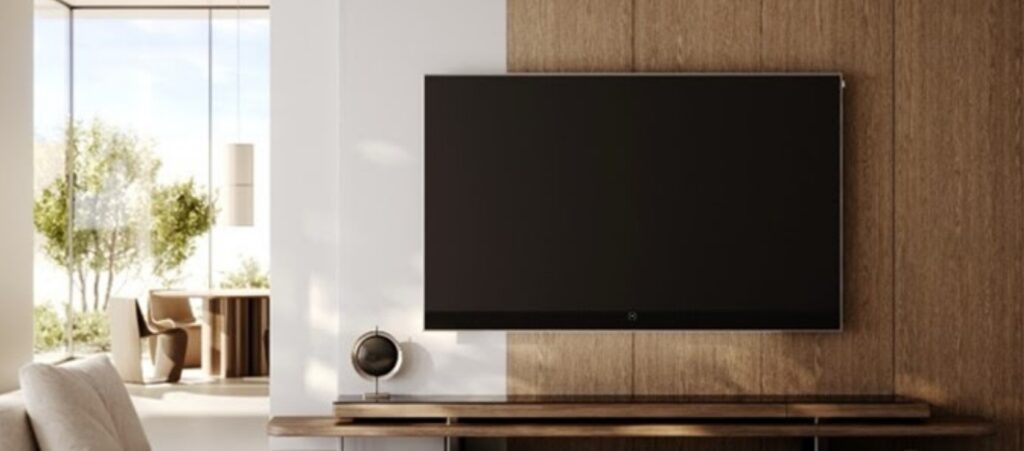Televisión moderna montada en pared de madera en un salón luminoso.
