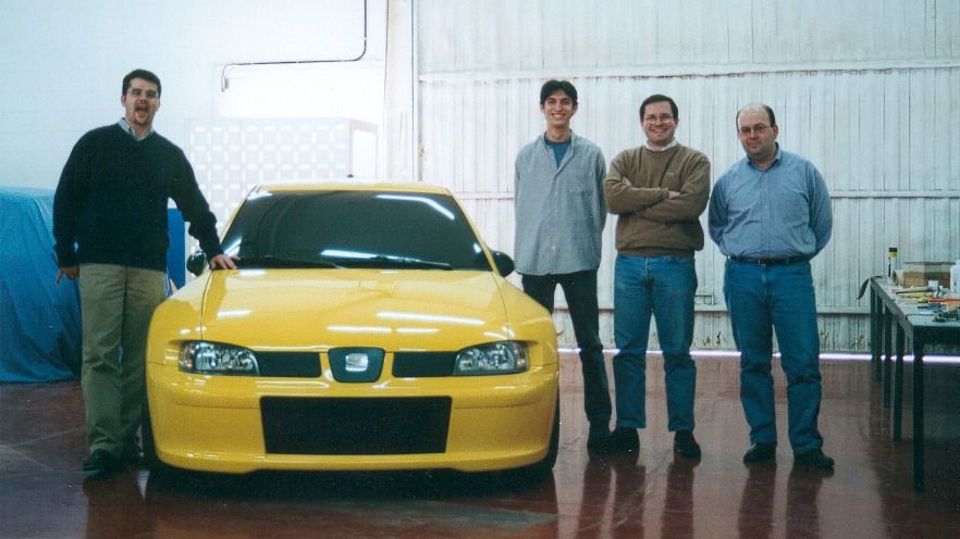 Francesc Arenas junto al modelo de competición Seat Córdoba WRC Evo presentado en 1997