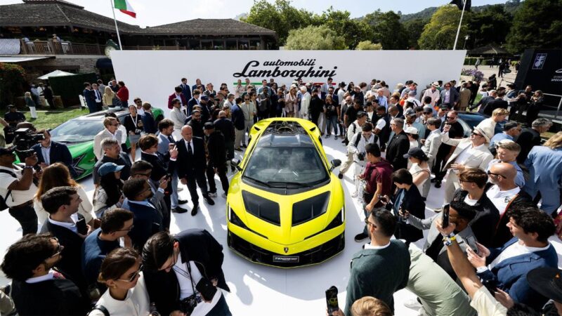 Lamborghini Fenomeno en presentación con multitud de asistentes
