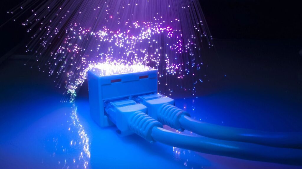 La CNMC radiografía la interconexión IP en España: predominio del peering y concentración en Madrid