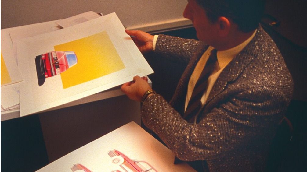 Ercole Spada con diseños del modelo Alfa Romeo 155 en el Instituto I.DE.A