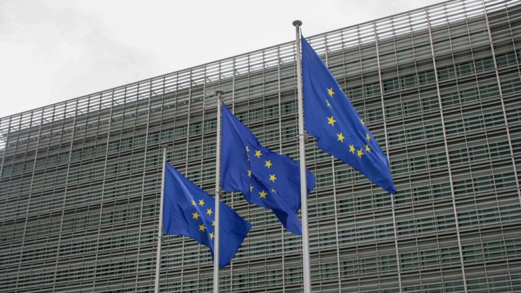 Bruselas da marcha atrás y retira normativas para las patentes tecnológicas, la responsabilidad de la IA y la privacidad en línea