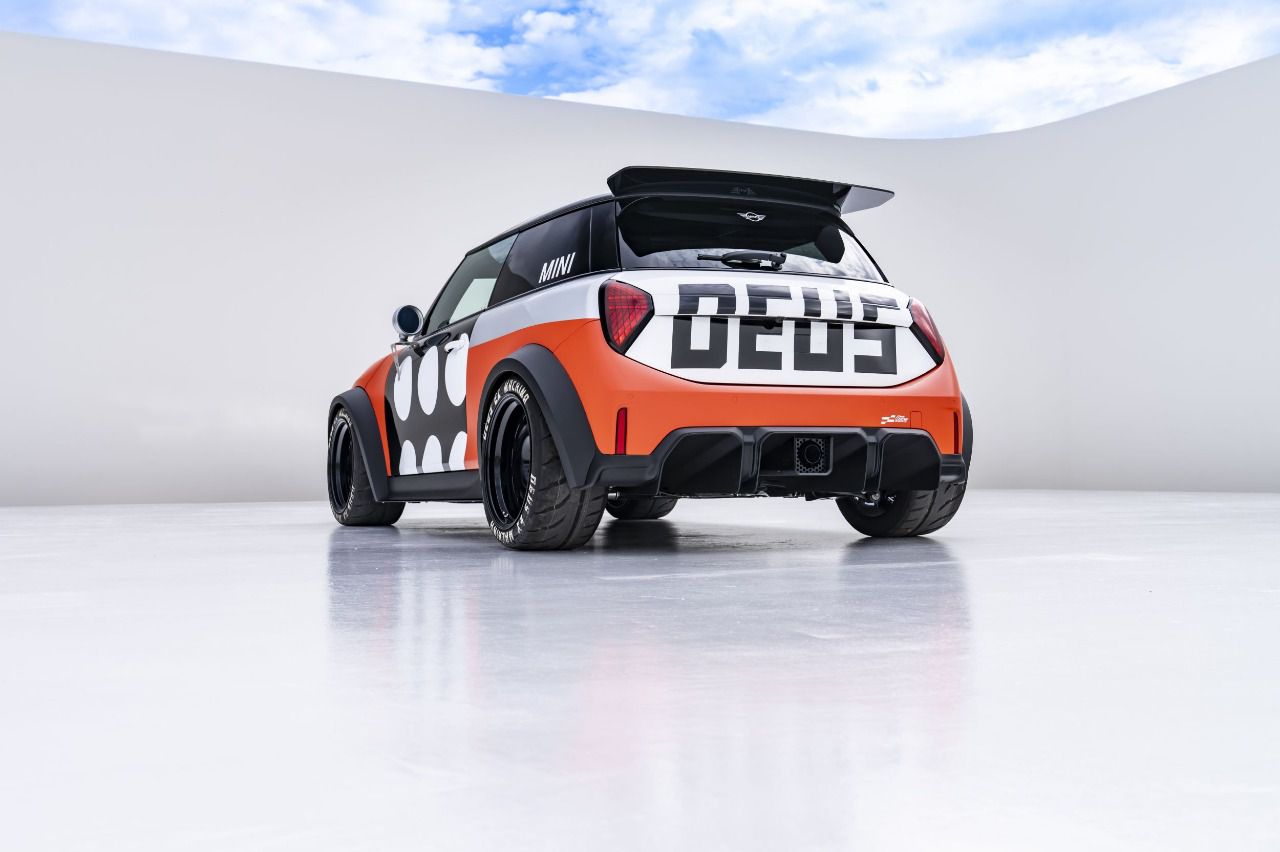 Trasera de The Machina