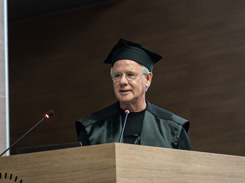 Horacio Pagani recibiendo un premio en el Politécnico de Milán (Autor: Politecnico de Milan)