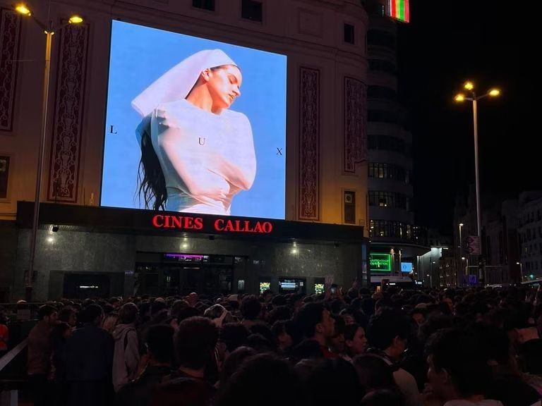 Multitud en la Gran Vía de Madrid durante el lanzamiento de Lux de Rosalía