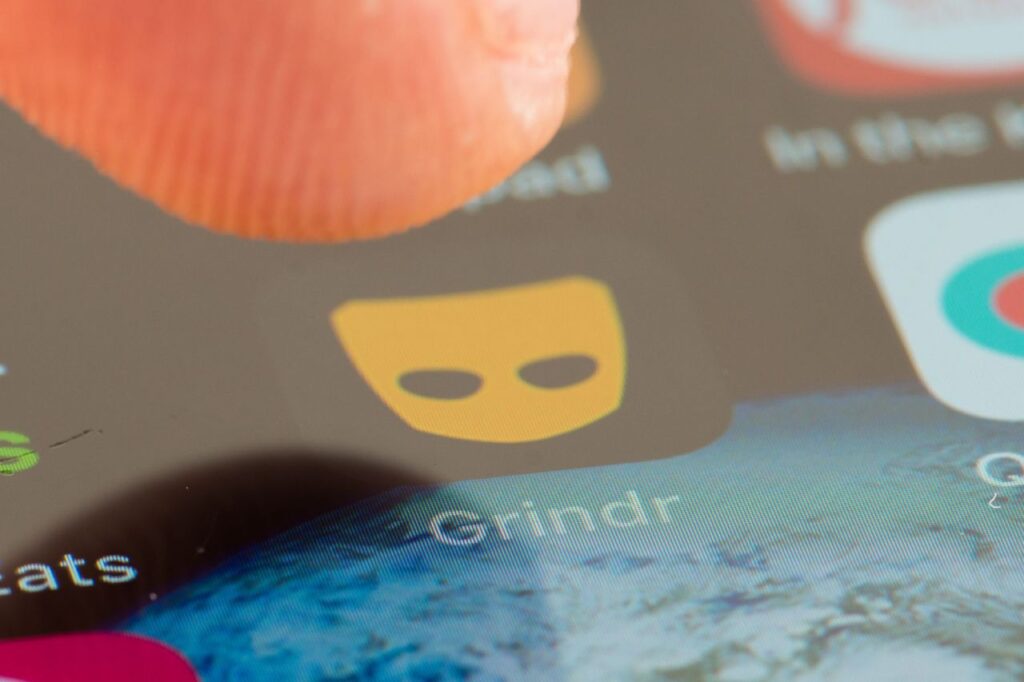 Un grupo estadounidense invirtió millones para identificar a sacerdotes que usan Grindr y otras apps de citas gay