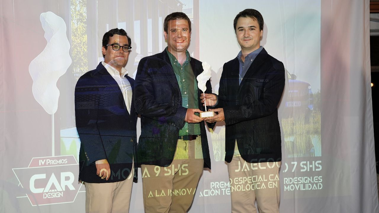 Alfonso de Castañeda (CarDesign.es), Alberto Remacha (Omoda/Jaecoo) y Álvaro Muro (CarDesign.es)