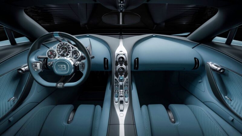 Interior de un coche Bugatti con diseño moderno y controles ergonómicos