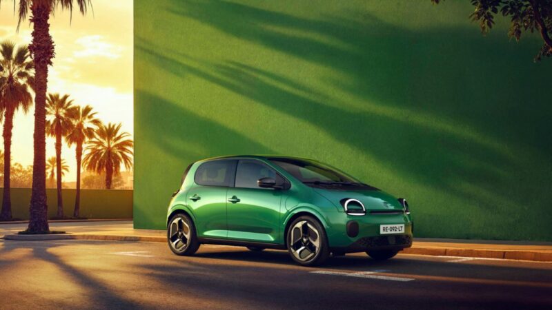 Renault Twingo E-Tech en color verde con fondo verde y palmeras
