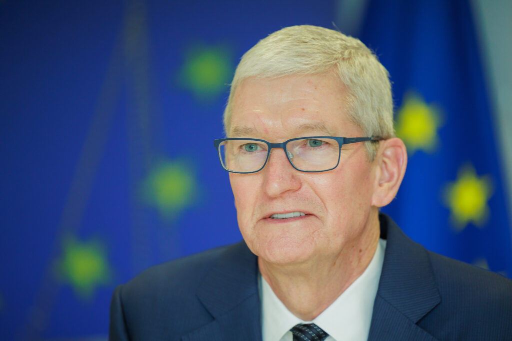 Apple acelera los planes para la sucesión de Tim Cook y perfila a John Ternus como favorito