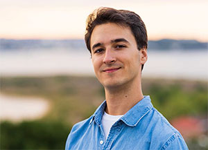 Álvaro Muro, fotoperiodista especializado en automoción, sonriendo en un entorno natural.