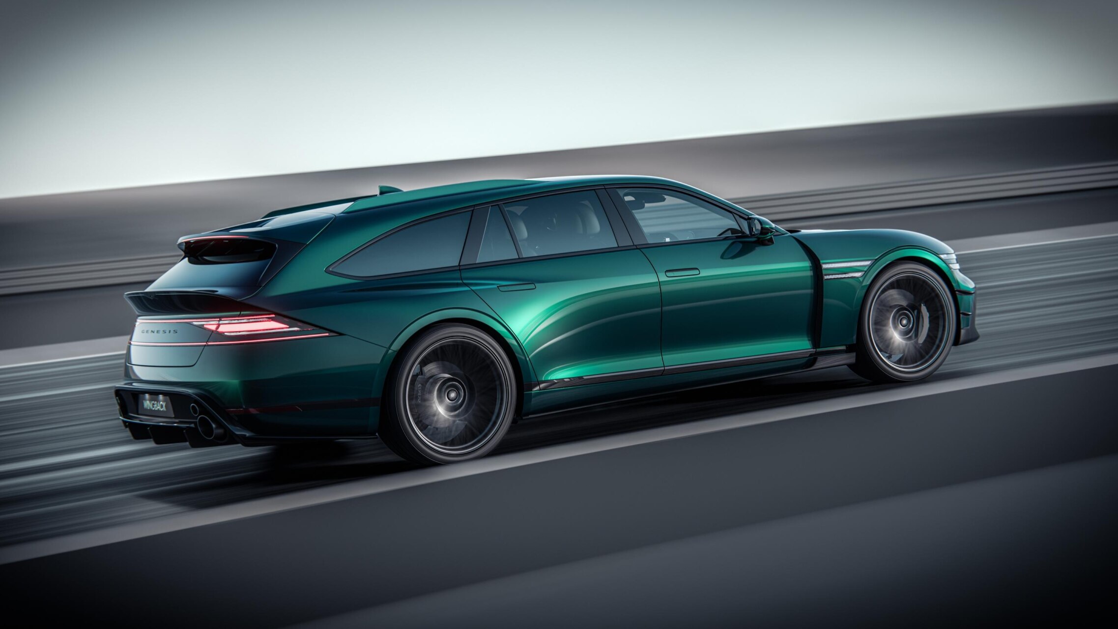 Vista lateral del Genesis G90 Wingback en movimiento con un color verde profundo.