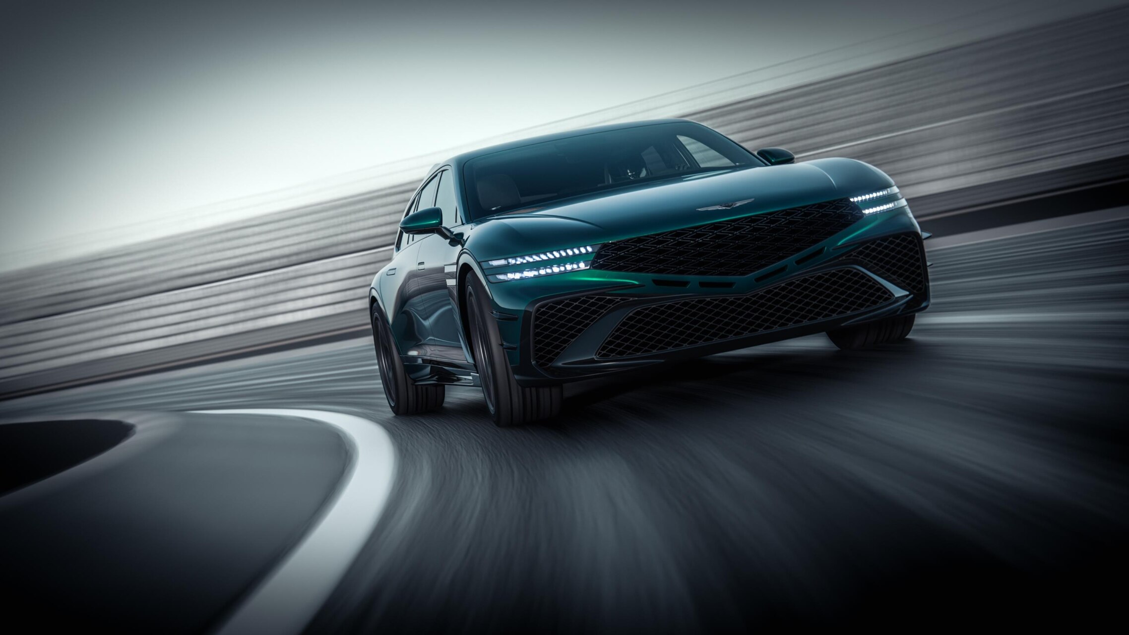 Genesis G90 Wingback en una pista, mostrando su diseño elegante y aerodinámico.