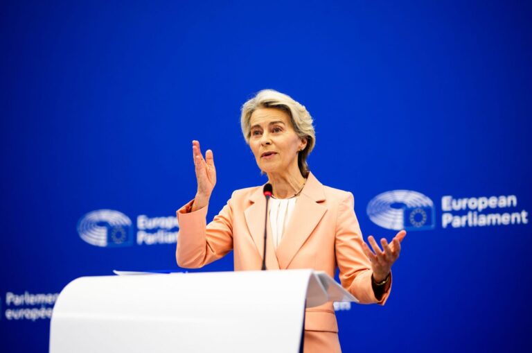 Ursula von der Leyen hablando sobre la prohibición de motores en la Unión Europea