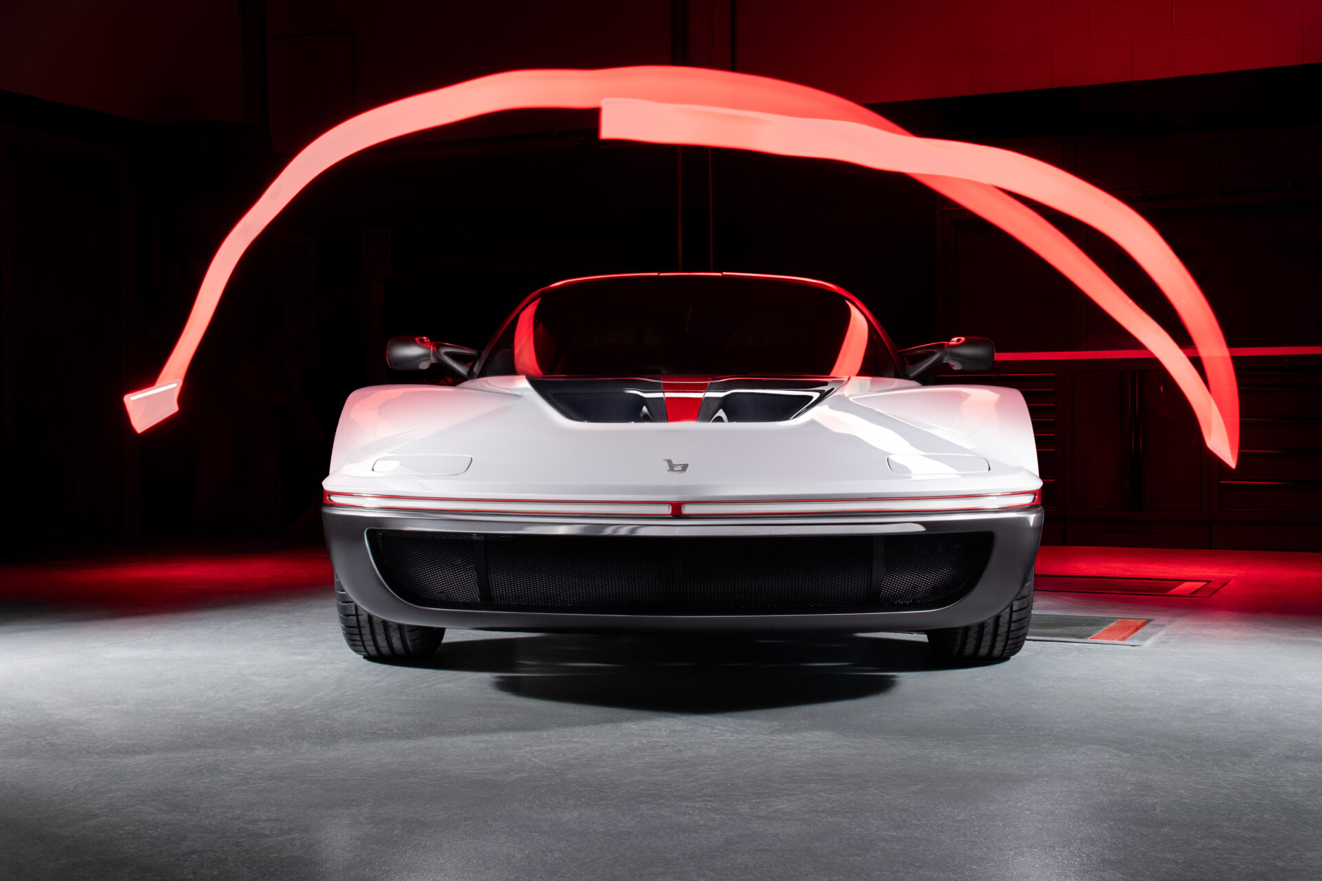 Bertone Runabout en un entorno de taller con luces rojas