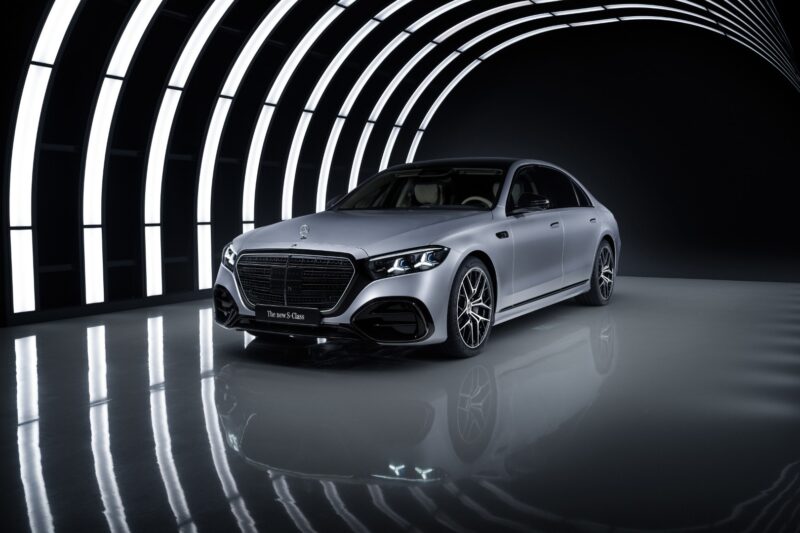 Mercedes-Benz Clase S 2026 en un entorno moderno y elegante