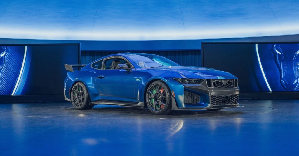 Ford Mustang Dark Horse SC 2026 en presentación con fondo azul