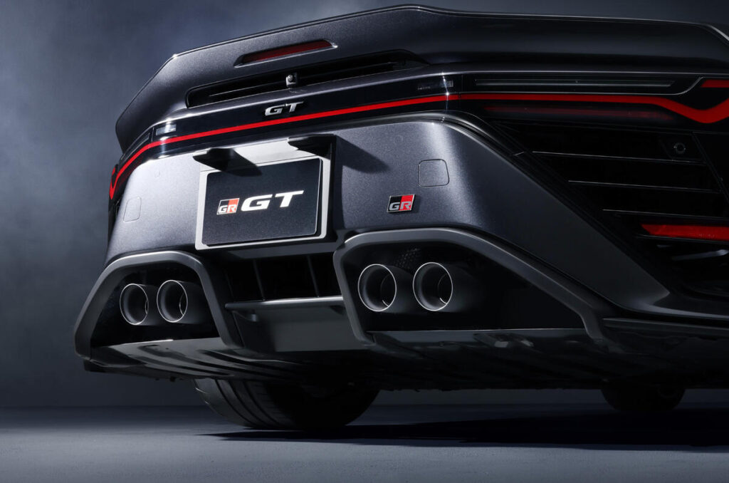 Vista trasera del Toyota GR GT con detalles de diseño deportivo