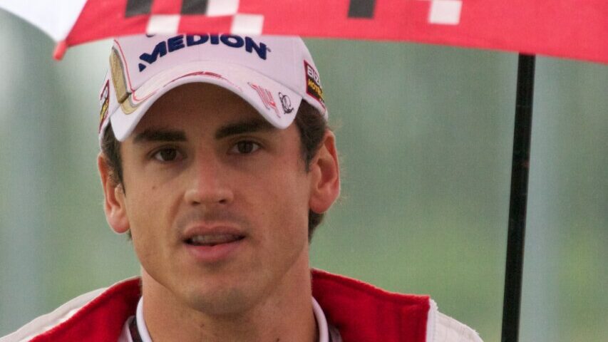 Adrian Sutil sosteniendo un paraguas en un evento de Fórmula 1 en 2010