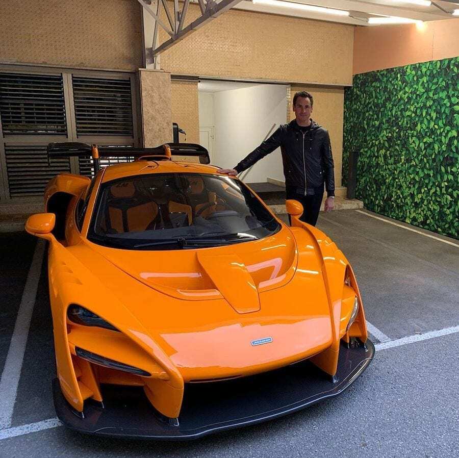 Adrian Sutil junto a su McLaren Senna LM de color naranja con el tuvo el accidente